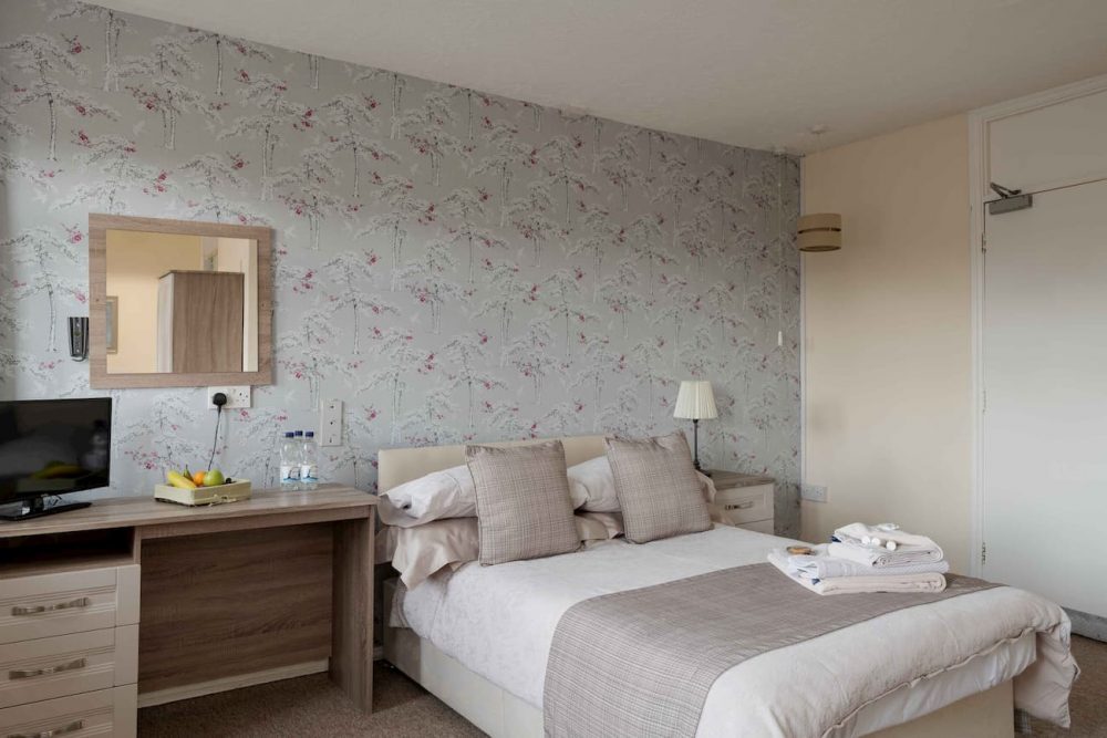 Cassiobury-Court-Double-room-1000x667